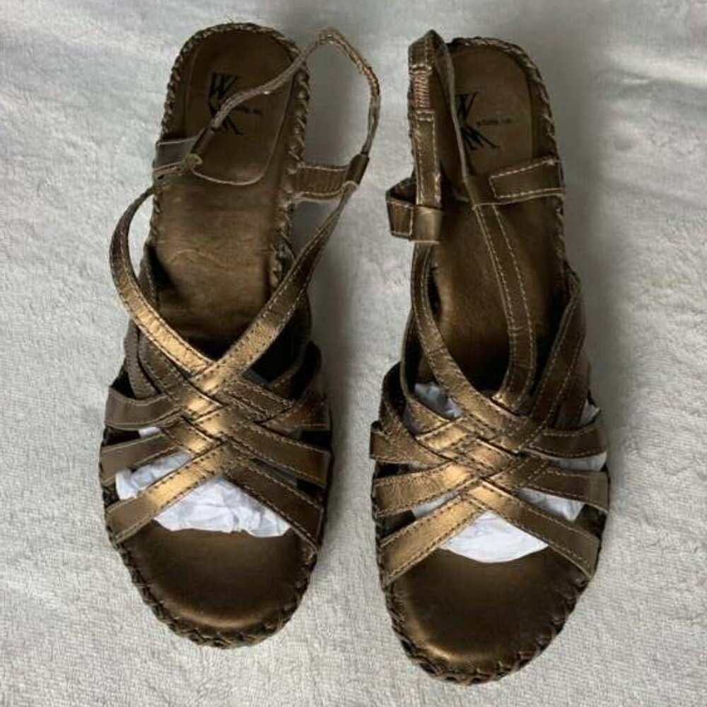 EUC White Mountain Bronze Leather Sandals Size 9